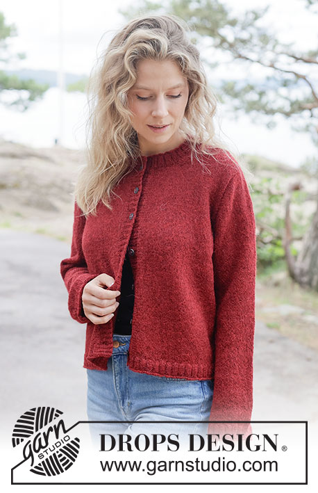 Spiced Cranberry Cardigan / DROPS 264-11 - Rozpinany sweter na drutach, przerabiany od góry do dołu, z włóczki DROPS Alpaca lub DROPS Flora. Wykonany dżersejem, z europejskim karczkiem, ściegiem ażurowym z tyłu i zwijającym się brzegiem. Od XS do XXXL.