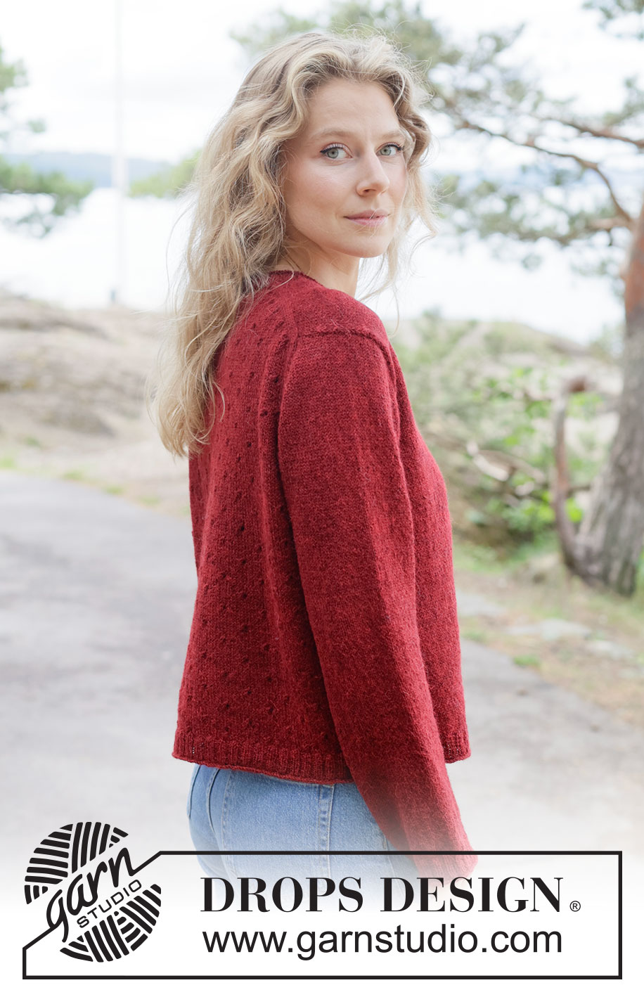 Spiced Cranberry Cardigan / DROPS 264-11 - Rozpinany sweter na drutach, przerabiany od góry do dołu, z włóczki DROPS Alpaca lub DROPS Flora. Wykonany dżersejem, z europejskim karczkiem, ściegiem ażurowym z tyłu i zwijającym się brzegiem. Od XS do XXXL.