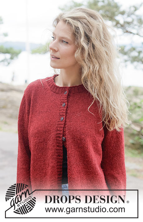 Spiced Cranberry Cardigan / DROPS 264-11 - Rozpinany sweter na drutach, przerabiany od góry do dołu, z włóczki DROPS Alpaca lub DROPS Flora. Wykonany dżersejem, z europejskim karczkiem, ściegiem ażurowym z tyłu i zwijającym się brzegiem. Od XS do XXXL.