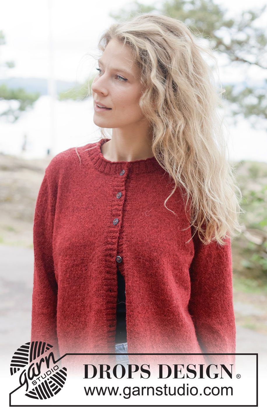 Spiced Cranberry Cardigan / DROPS 264-11 - Rozpinany sweter na drutach, przerabiany od góry do dołu, z włóczki DROPS Alpaca lub DROPS Flora. Wykonany dżersejem, z europejskim karczkiem, ściegiem ażurowym z tyłu i zwijającym się brzegiem. Od XS do XXXL.