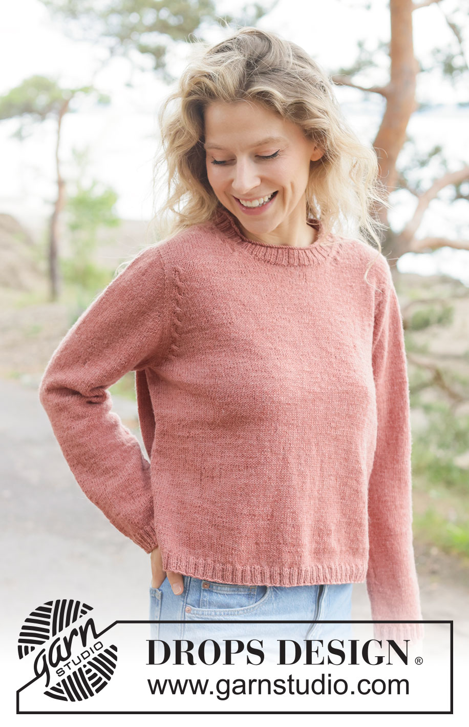 Frosted Cranberry Sweater / DROPS 264-13 - Gestrickter Pullover in DROPS BabyMerino. Die Arbeit wird von oben nach unten glatt rechts mit europäischer Passe, Zopfmuster und Rollrand gestrickt. Größe XS - XXXL.