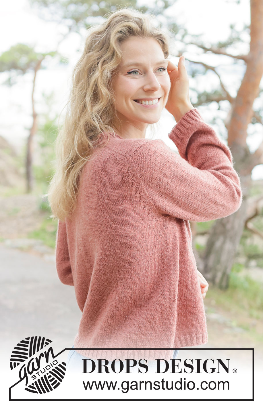 Frosted Cranberry Sweater / DROPS 264-13 - Gestrickter Pullover in DROPS BabyMerino. Die Arbeit wird von oben nach unten glatt rechts mit europäischer Passe, Zopfmuster und Rollrand gestrickt. Größe XS - XXXL.