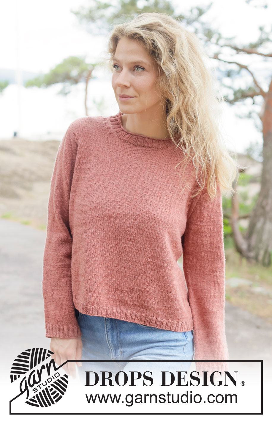 Frosted Cranberry Sweater / DROPS 264-13 - Gestrickter Pullover in DROPS BabyMerino. Die Arbeit wird von oben nach unten glatt rechts mit europäischer Passe, Zopfmuster und Rollrand gestrickt. Größe XS - XXXL.