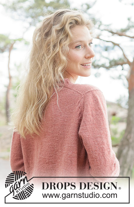 Frosted Cranberry Sweater / DROPS 264-13 - Gestrickter Pullover in DROPS BabyMerino. Die Arbeit wird von oben nach unten glatt rechts mit europäischer Passe, Zopfmuster und Rollrand gestrickt. Größe XS - XXXL.