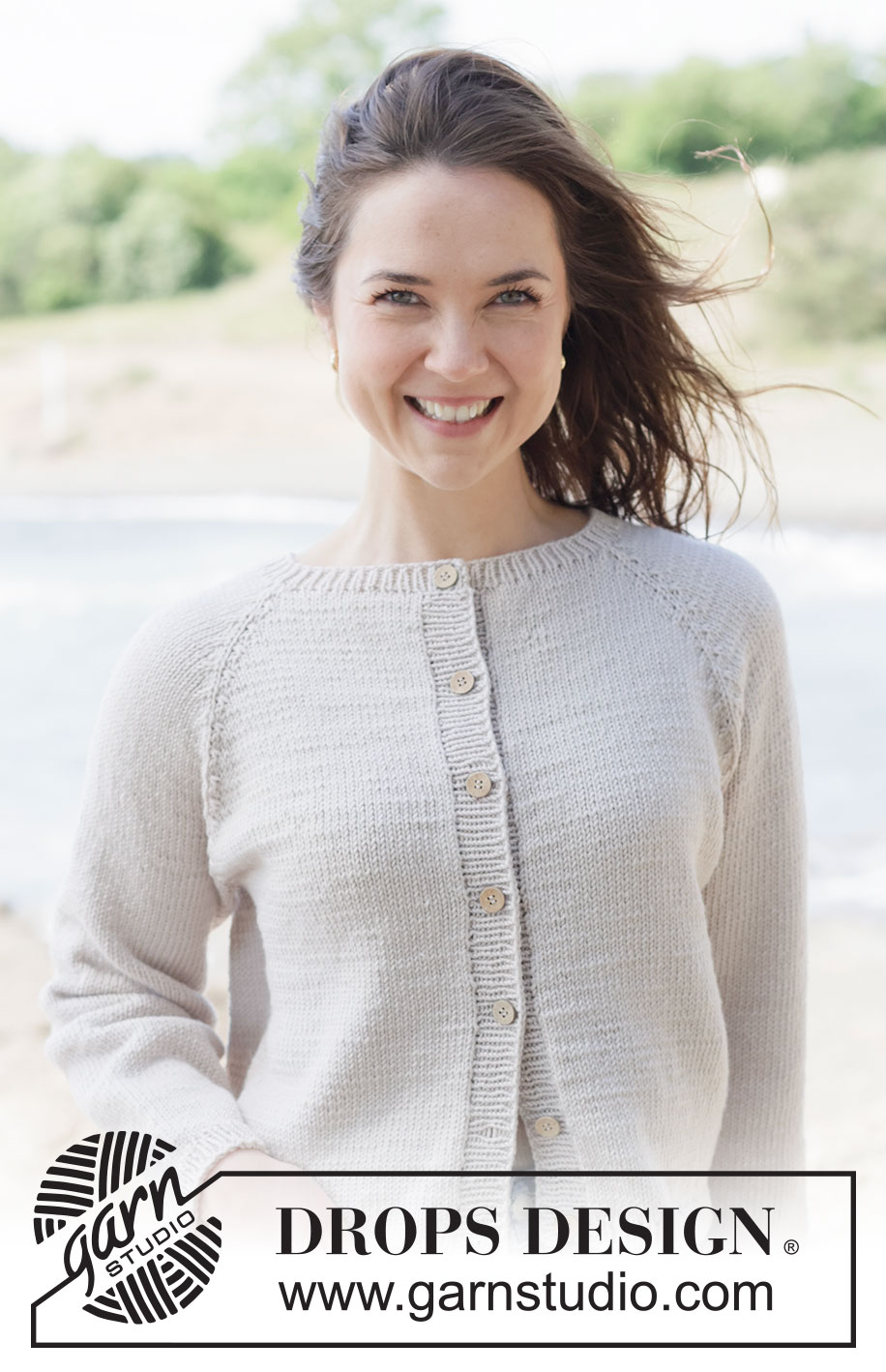 Frost Petal Cardigan / DROPS 264-16 - Strikket cardigan i DROPS Merino Extra Fine eller DROPS Puna. Arbejdet strikkes oppefra og ned med raglan og glatstrik. Størrelse XS - XXXL.