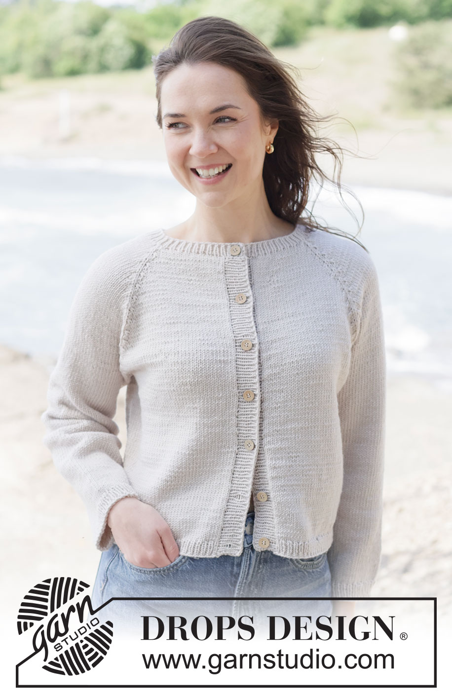 Frost Petal Cardigan / DROPS 264-16 - Strikket cardigan i DROPS Merino Extra Fine eller DROPS Puna. Arbejdet strikkes oppefra og ned med raglan og glatstrik. Størrelse XS - XXXL.