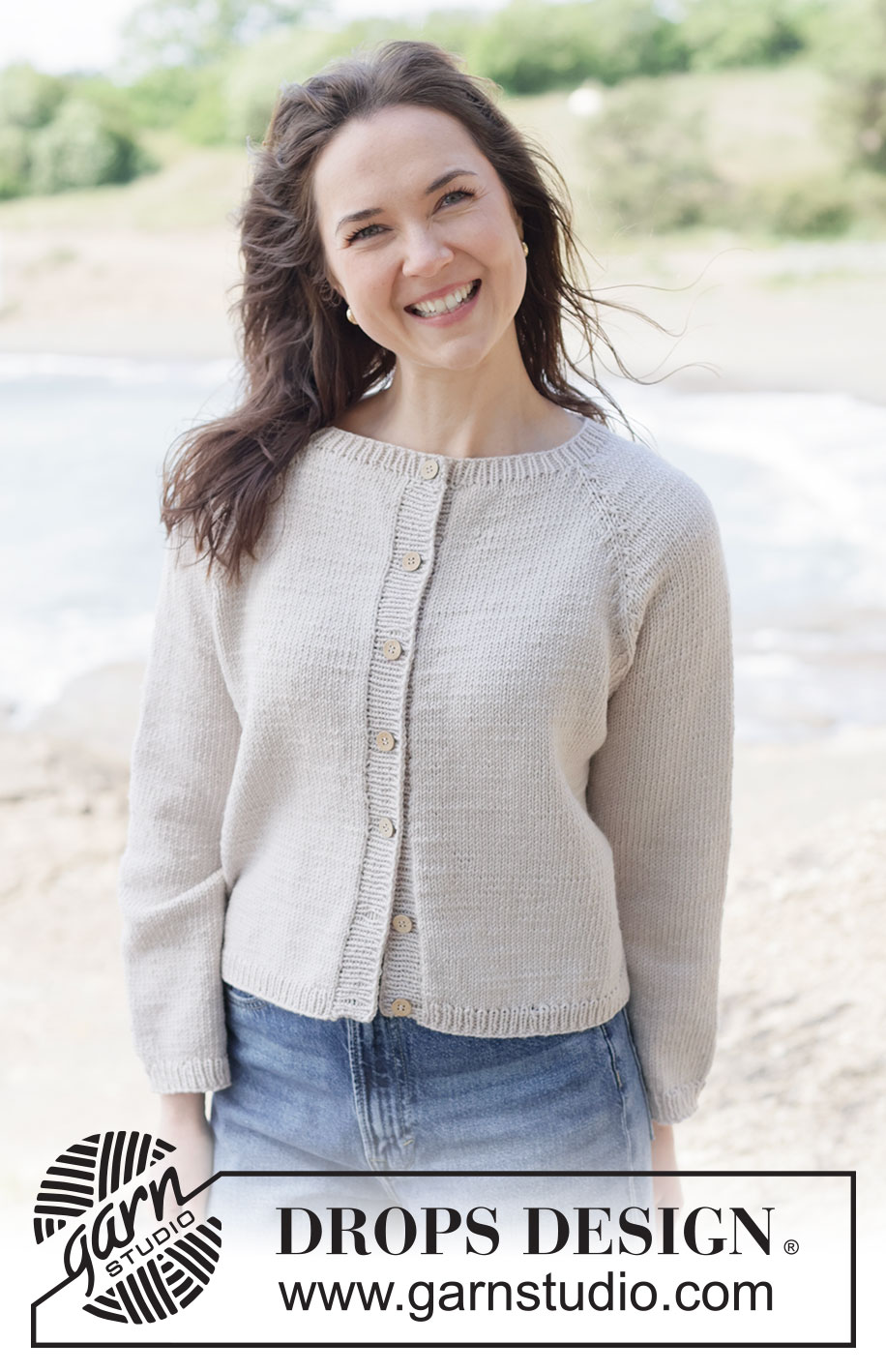 Frost Petal Cardigan / DROPS 264-16 - Strikket cardigan i DROPS Merino Extra Fine eller DROPS Puna. Arbejdet strikkes oppefra og ned med raglan og glatstrik. Størrelse XS - XXXL.