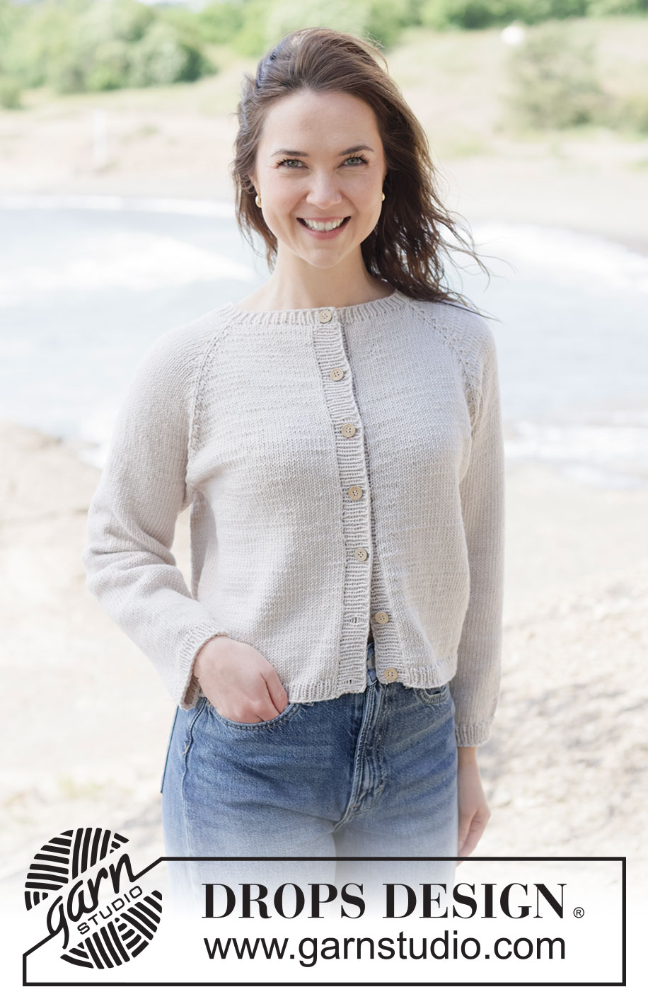 Frost Petal Cardigan / DROPS 264-16 - Strikket cardigan i DROPS Merino Extra Fine eller DROPS Puna. Arbejdet strikkes oppefra og ned med raglan og glatstrik. Størrelse XS - XXXL.