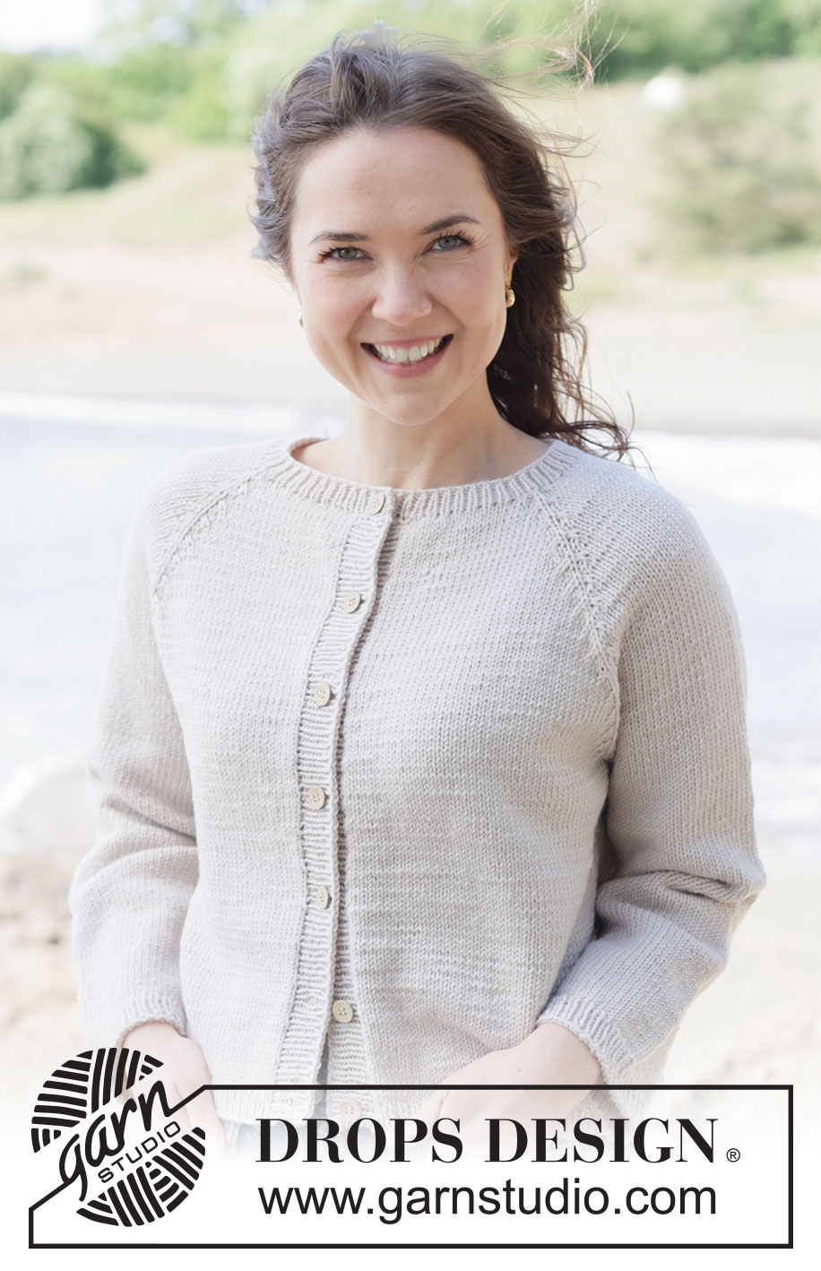 Frost Petal Cardigan / DROPS 264-16 - Strikket cardigan i DROPS Merino Extra Fine eller DROPS Puna. Arbejdet strikkes oppefra og ned med raglan og glatstrik. Størrelse XS - XXXL.