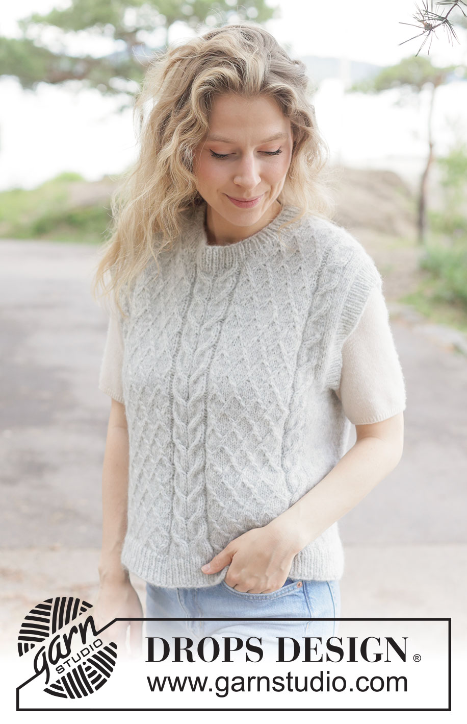 Silver Thistle Vest / DROPS 264-17 - Gilet lavorato ai ferri in DROPS Air. Lavorato dall’alto in basso con spalle europee /diagonali e trecce. Taglie: XS - XXXL.