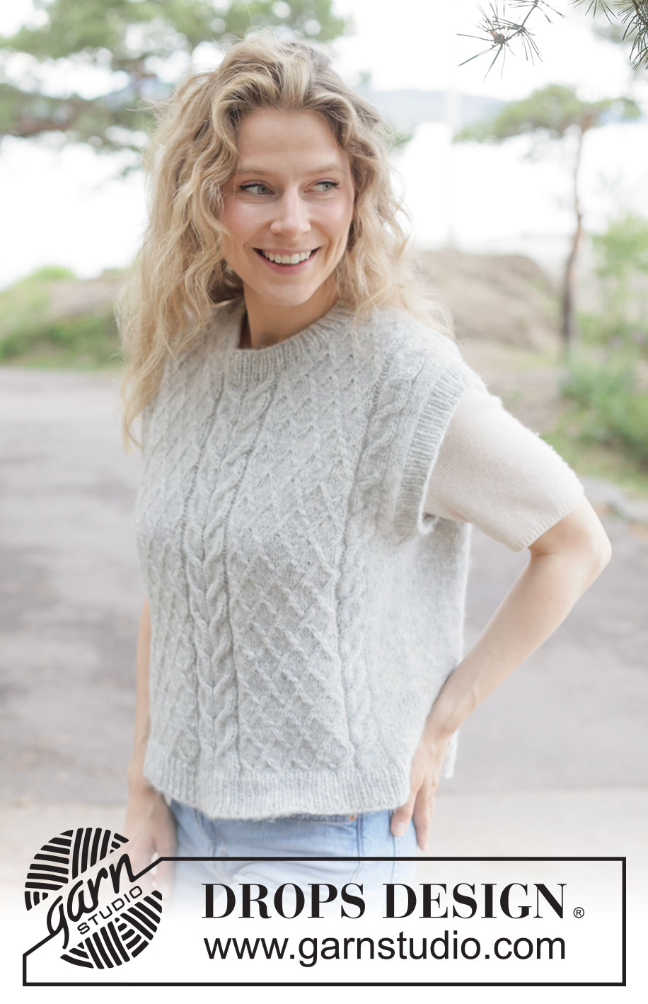 Silver Thistle Vest / DROPS 264-17 - Gilet lavorato ai ferri in DROPS Air. Lavorato dall’alto in basso con spalle europee /diagonali e trecce. Taglie: XS - XXXL.