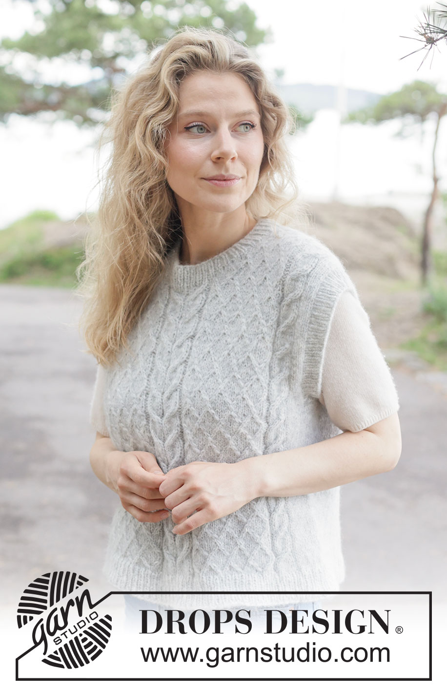 Silver Thistle Vest / DROPS 264-17 - Gilet lavorato ai ferri in DROPS Air. Lavorato dall’alto in basso con spalle europee /diagonali e trecce. Taglie: XS - XXXL.