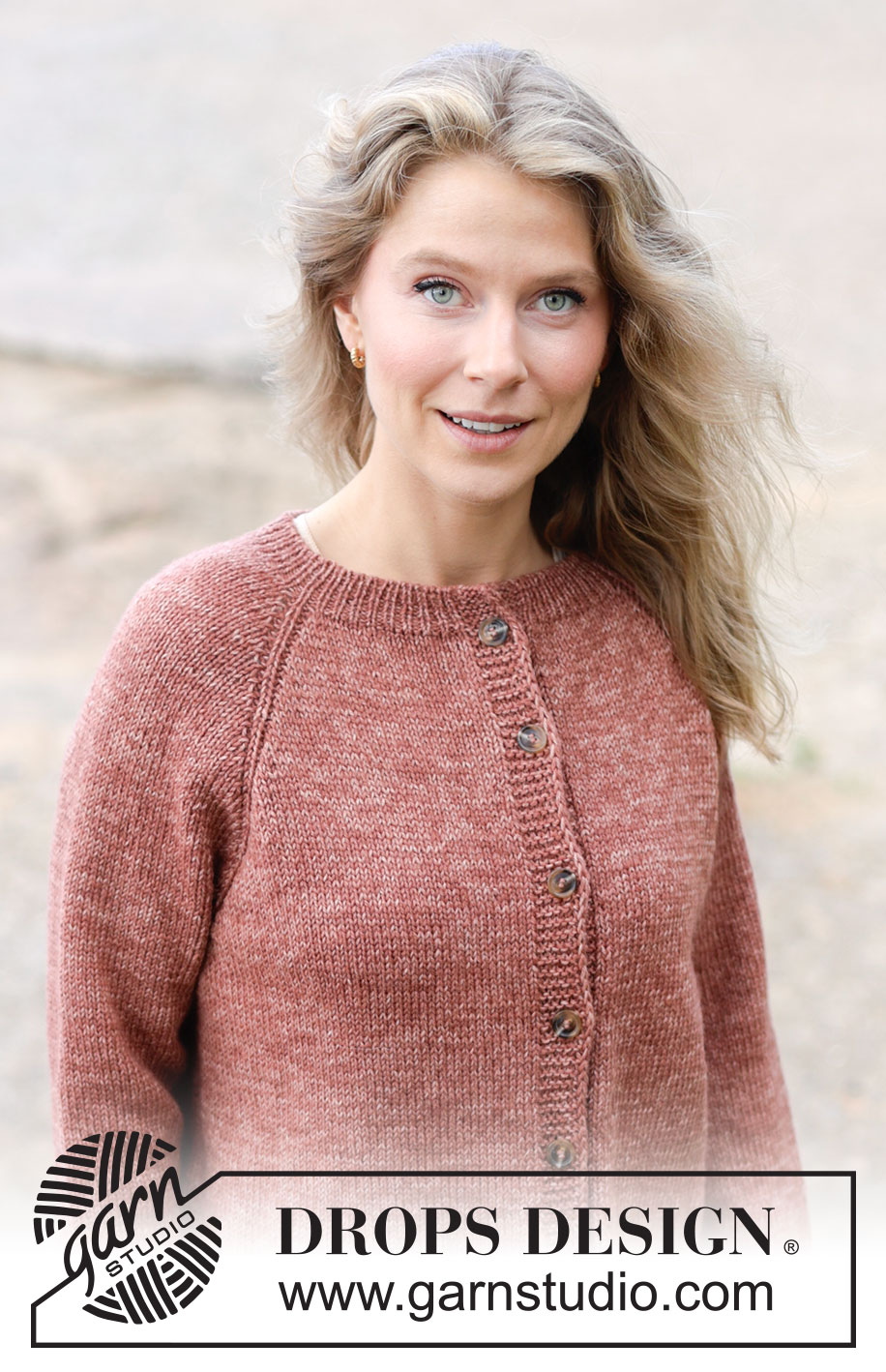 Canyon Twist Cardigan / DROPS 264-20 - Rozpinany sweter na drutach przerabiany od góry do dołu, z włóczki DROPS Fiesta. Wykonany dżersejem, z reglanowymi rękawami. Od XS do XXXL.