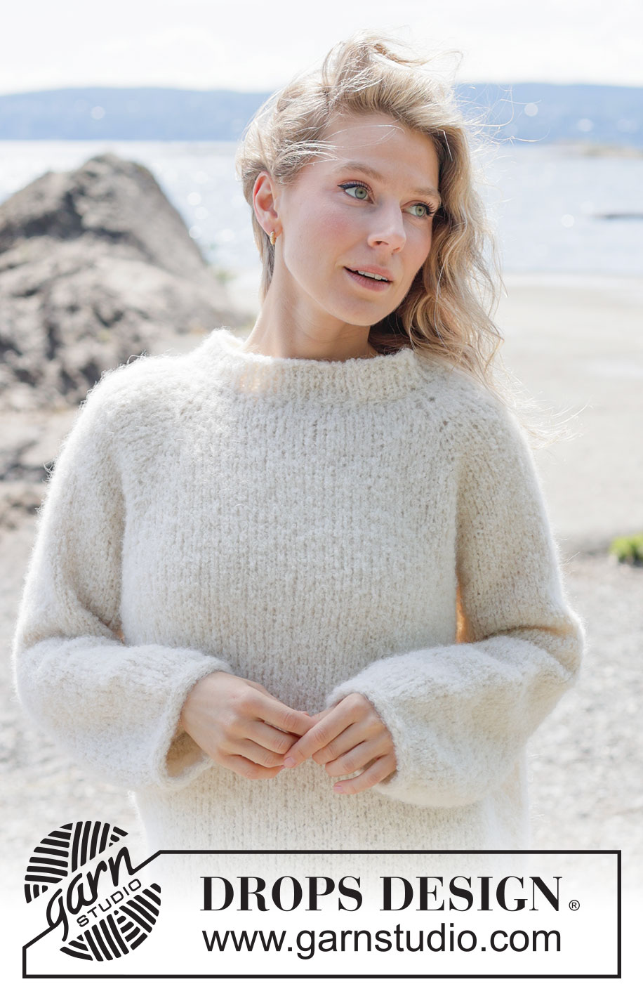 Frost Bloom Sweater / DROPS 264-23 - Gestrickter Pullover in DROPS Alpaca Bouclé und DROPS Brushed Alpaca Silk. Die Arbeit wird glatt rechts von oben nach unten mit Raglan, Ballonärmeln und I-Cord gestrickt. Größe XS - XXXL.