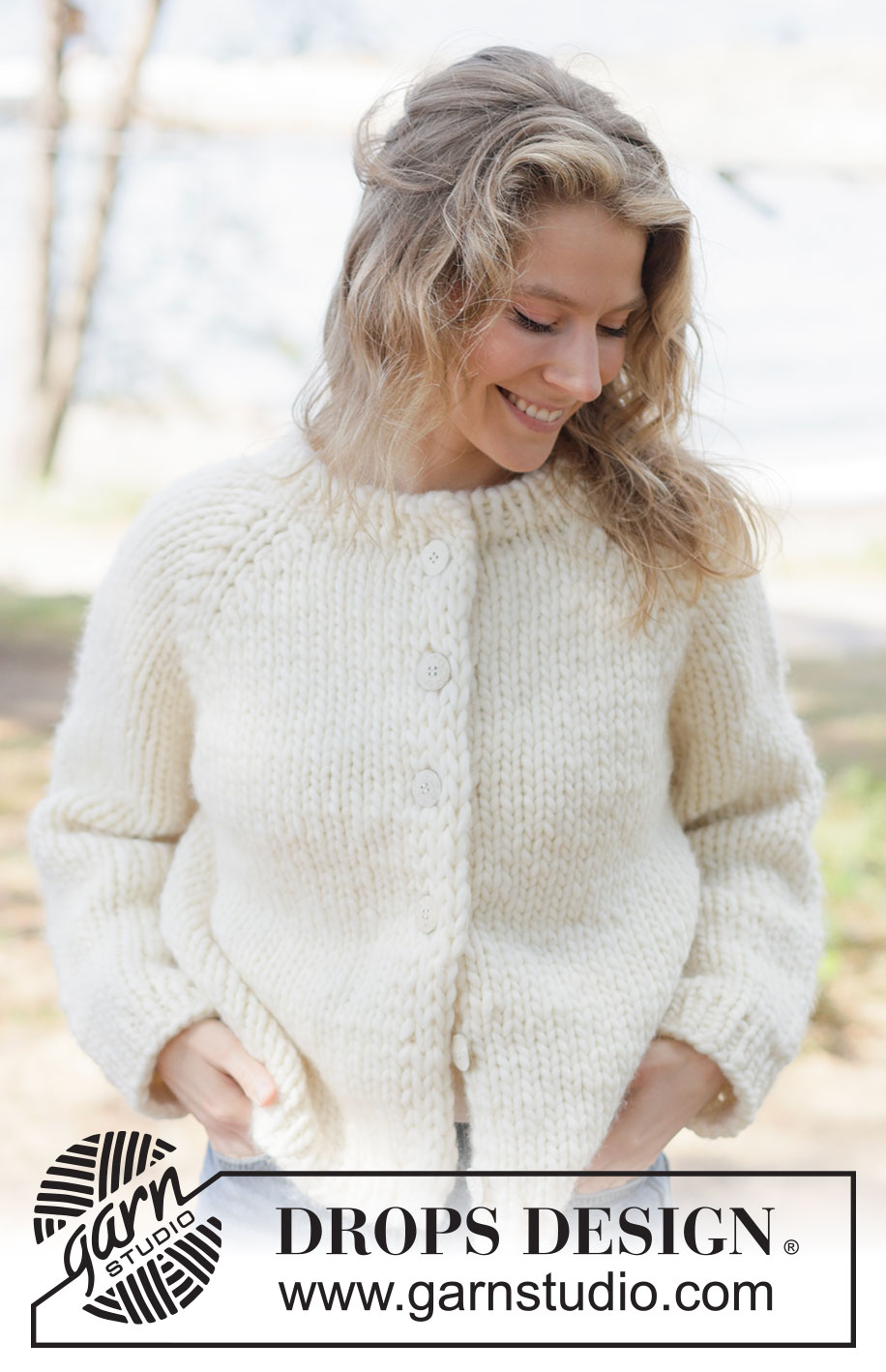 Quiet Hours Cardigan / DROPS 264-25 - Strikket cardigan i 1 tråd DROPS Polaris eller 2 tråde DROPS Snow. Arbejdet strikkes oppefra og ned med raglan og i-cord. Størrelse XS - XXXL.