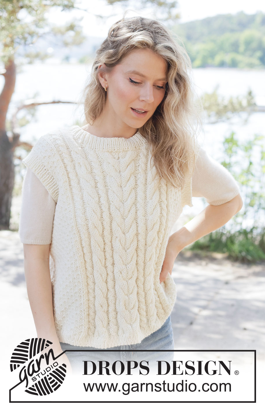 Vanilla Meringue Vest / DROPS 264-29 - Knitted vest in DROPS Alaska or DROPS Big Merino. The piece is worked bottom up with cables, moss stitch and ribbed edges. Sizes XS - XXXL.