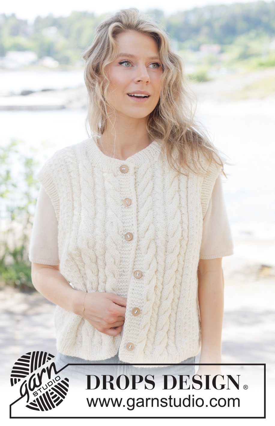 Vanilla Meringue / DROPS 264-30 - Gilet lavorato ai ferri in DROPS Alaska o DROPS Big Merino. Lavorato dal basso verso l’alto a trecce, grana di riso, I-cord e bordi. Taglie: XS - XXXL.