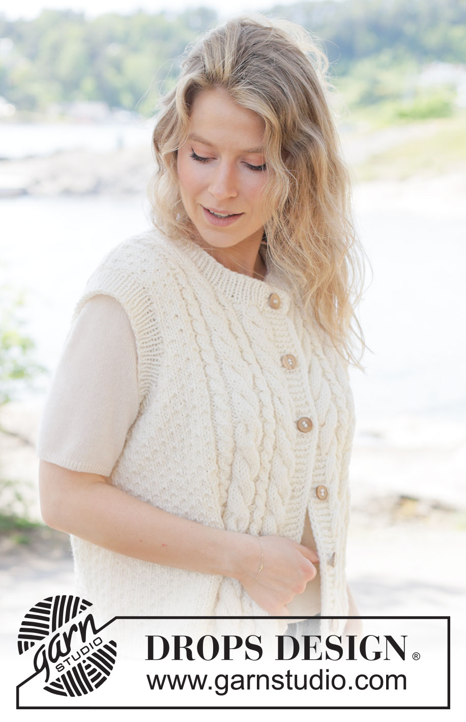 Vanilla Meringue / DROPS 264-30 - Gilet lavorato ai ferri in DROPS Alaska o DROPS Big Merino. Lavorato dal basso verso l’alto a trecce, grana di riso, I-cord e bordi. Taglie: XS - XXXL.