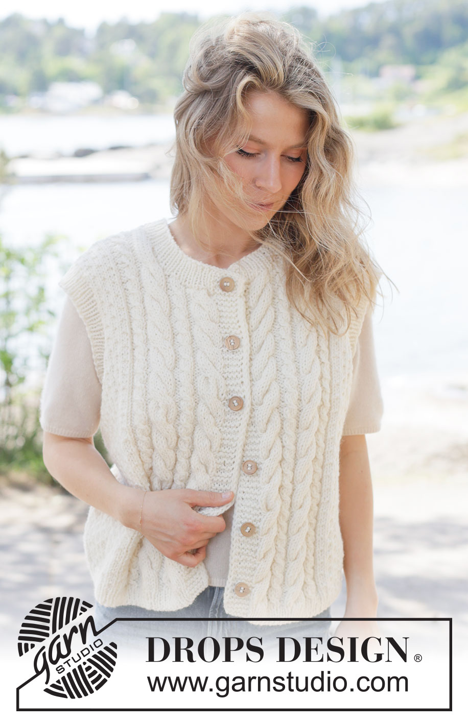 Vanilla Meringue / DROPS 264-30 - Gilet lavorato ai ferri in DROPS Alaska o DROPS Big Merino. Lavorato dal basso verso l’alto a trecce, grana di riso, I-cord e bordi. Taglie: XS - XXXL.