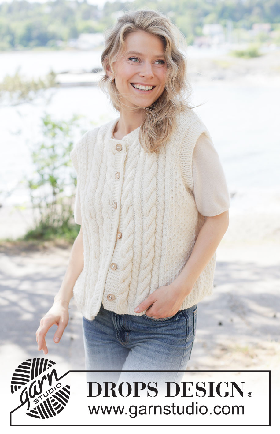 Vanilla Meringue / DROPS 264-30 - Gilet lavorato ai ferri in DROPS Alaska o DROPS Big Merino. Lavorato dal basso verso l’alto a trecce, grana di riso, I-cord e bordi. Taglie: XS - XXXL.