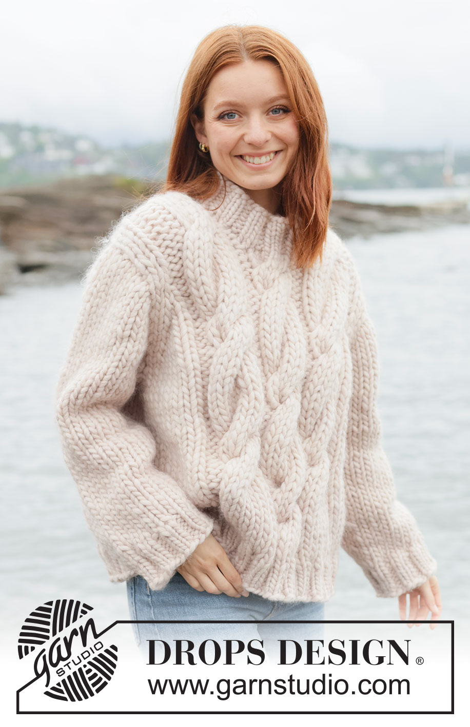 Ivory Cable Sweater / DROPS 264-33 - Strikket bluse DROPS Polaris. Arbejdet strikkes oppefra og ned med europæisk bærestykke / skrå skulder og snoninger. Størrelse XS - XXXL.