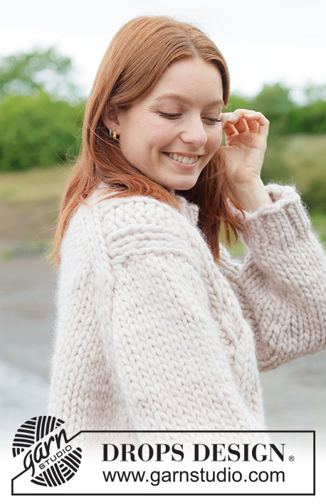 Ivory Cable Sweater / DROPS 264-33 - Strikket bluse DROPS Polaris. Arbejdet strikkes oppefra og ned med europæisk bærestykke / skrå skulder og snoninger. Størrelse XS - XXXL.
