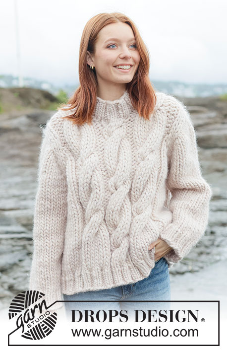 Ivory Cable Sweater / DROPS 264-33 - Strikket bluse DROPS Polaris. Arbejdet strikkes oppefra og ned med europæisk bærestykke / skrå skulder og snoninger. Størrelse XS - XXXL.
