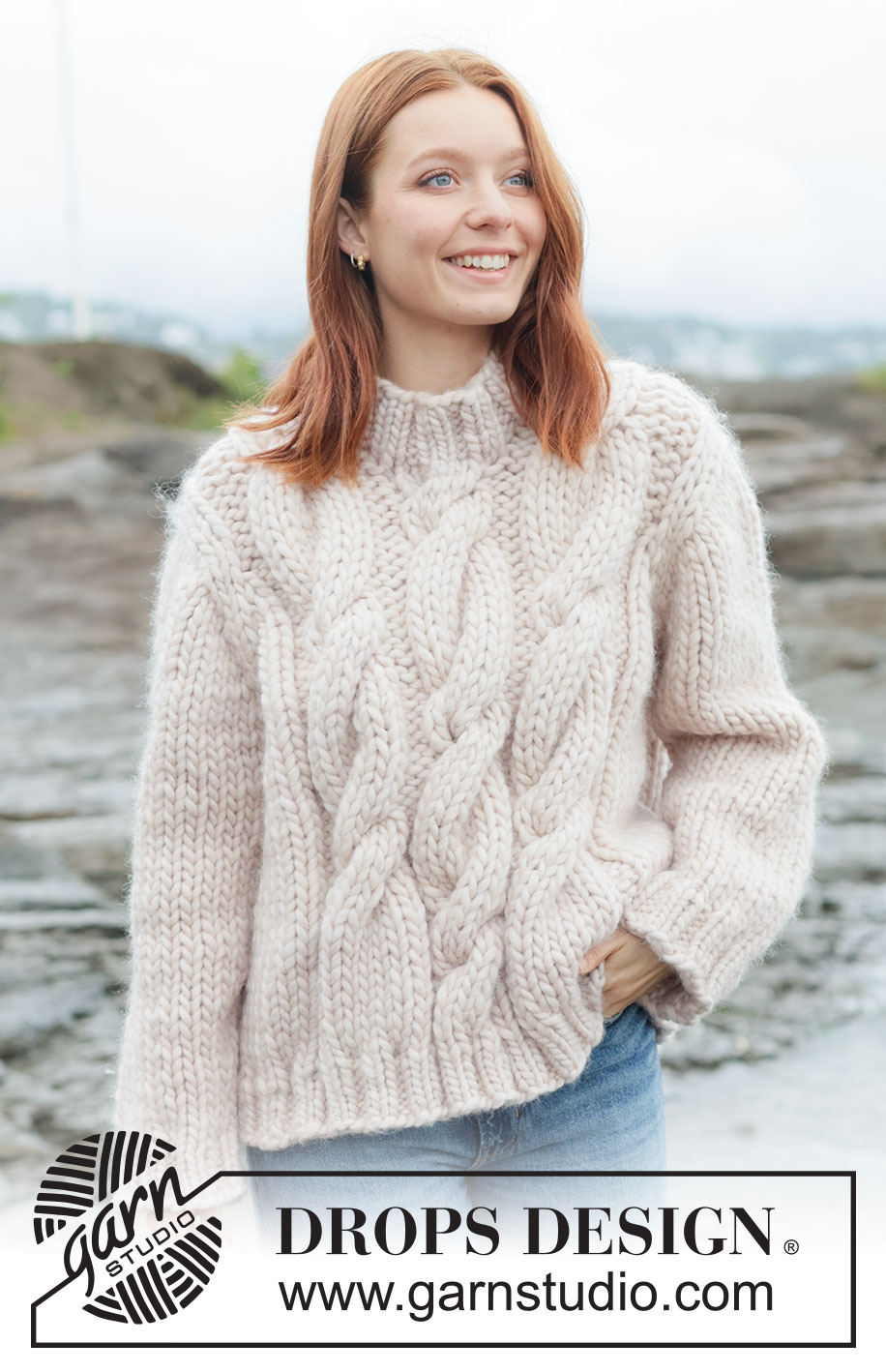 Ivory Cable Sweater / DROPS 264-33 - Strikket bluse DROPS Polaris. Arbejdet strikkes oppefra og ned med europæisk bærestykke / skrå skulder og snoninger. Størrelse XS - XXXL.