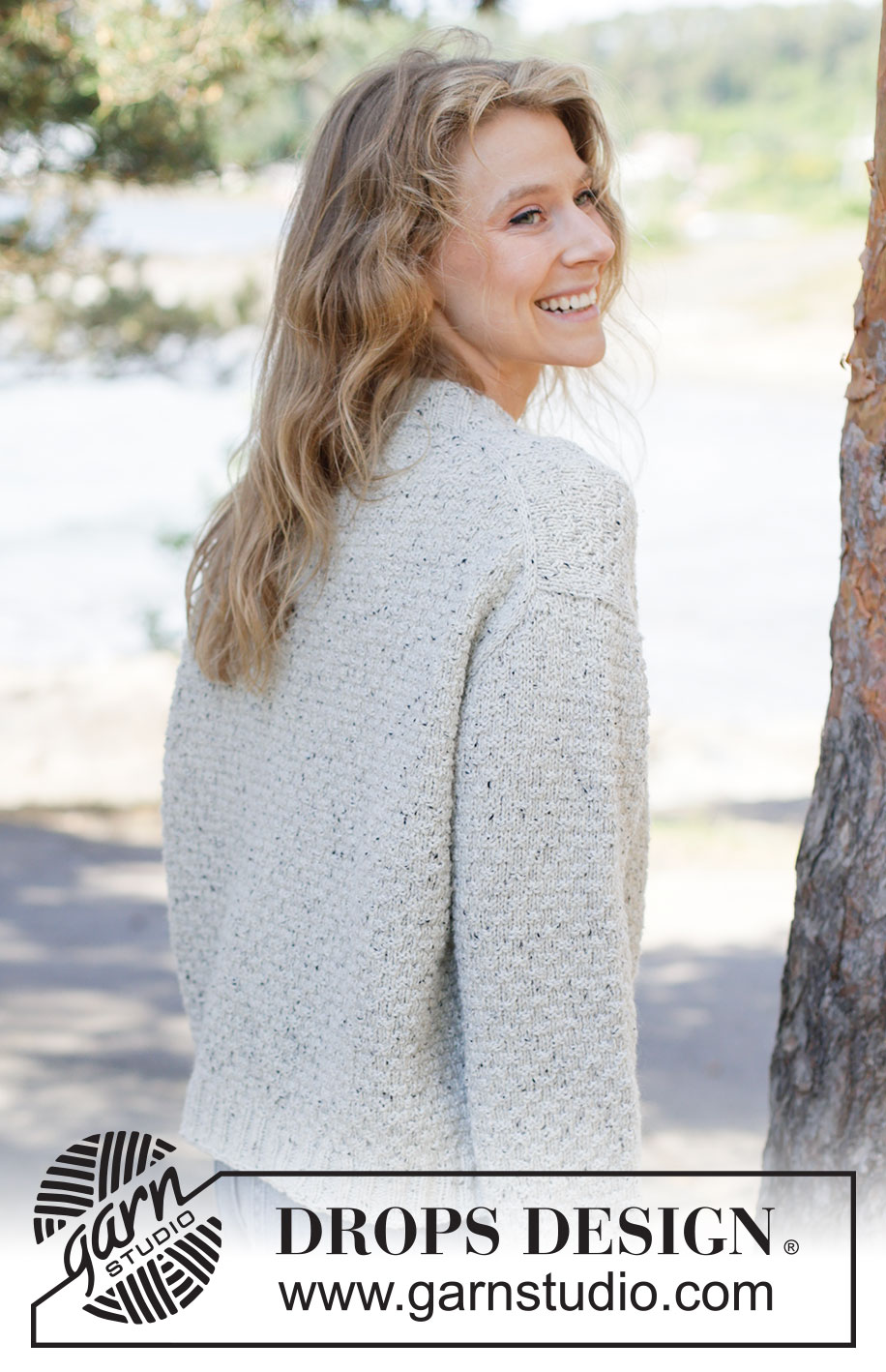 Grey Thistle Sweater / DROPS 264-36 - Strikket oversize bluse i DROPS Soft Tweed. Arbejdet strikkes oppefra og ned med skrå skulder / europæisk skulder, reliefmønster og dobbelt halskant. Størrelse XS - XXXL.