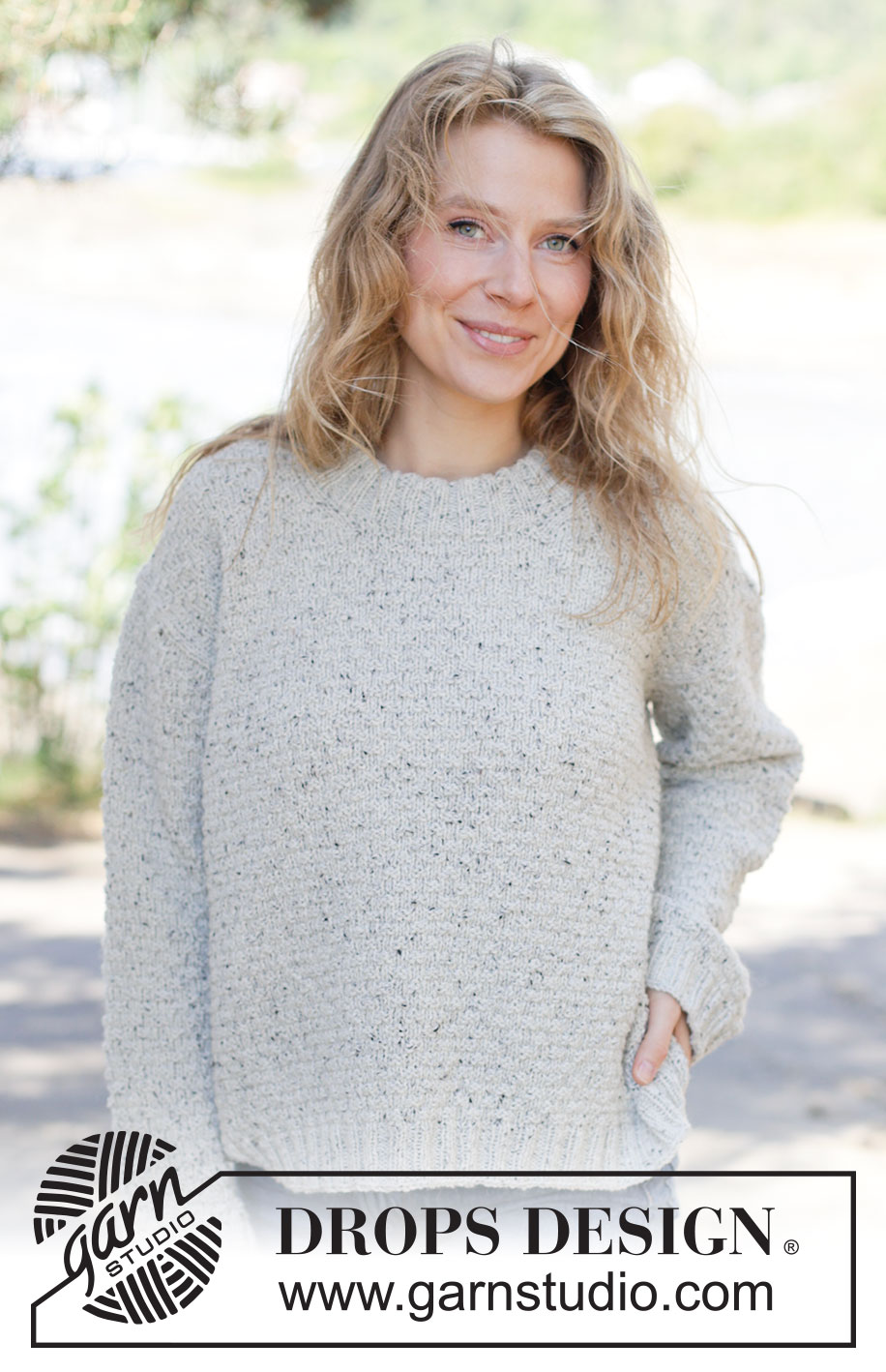 Grey Thistle Sweater / DROPS 264-36 - Strikket oversize bluse i DROPS Soft Tweed. Arbejdet strikkes oppefra og ned med skrå skulder / europæisk skulder, reliefmønster og dobbelt halskant. Størrelse XS - XXXL.