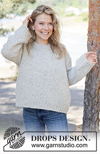 Grey Thistle Sweater / DROPS 264-36 - Strikket oversize bluse i DROPS Soft Tweed. Arbejdet strikkes oppefra og ned med skrå skulder / europæisk skulder, reliefmønster og dobbelt halskant. Størrelse XS - XXXL.