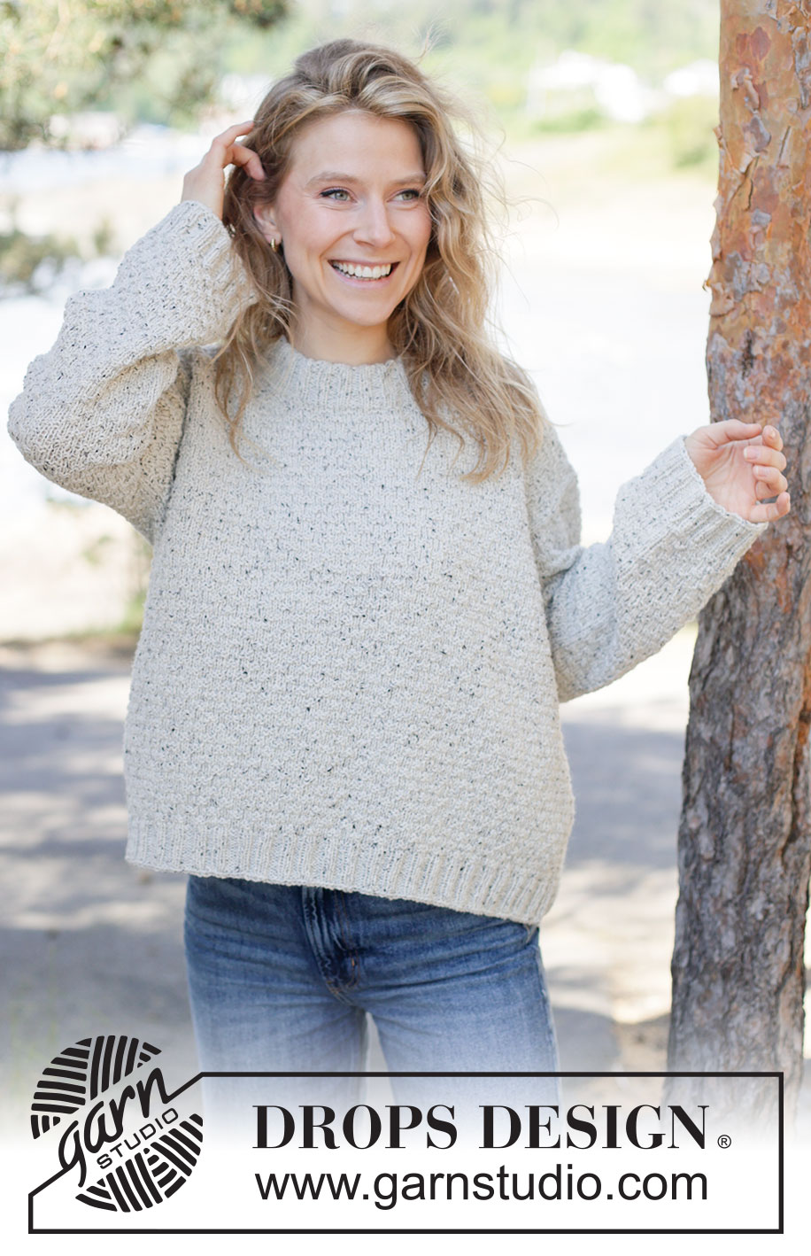 Grey Thistle Sweater / DROPS 264-36 - Strikket oversize bluse i DROPS Soft Tweed. Arbejdet strikkes oppefra og ned med skrå skulder / europæisk skulder, reliefmønster og dobbelt halskant. Størrelse XS - XXXL.