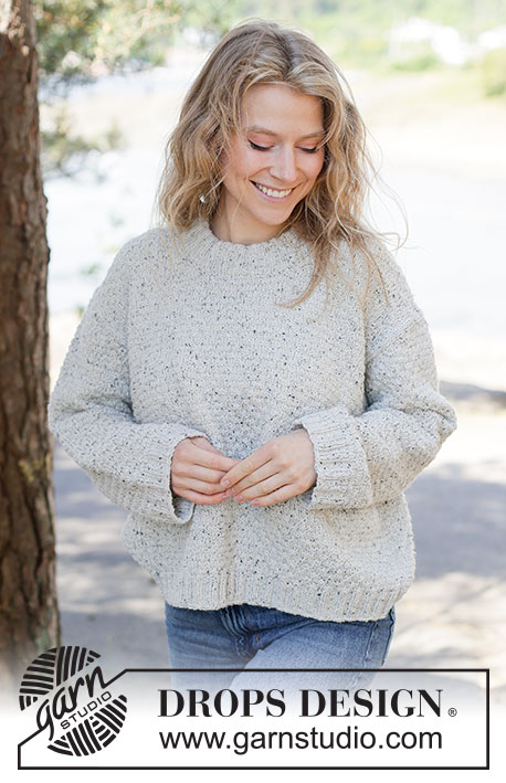 Grey Thistle Sweater / DROPS 264-36 - Strikket oversize bluse i DROPS Soft Tweed. Arbejdet strikkes oppefra og ned med skrå skulder / europæisk skulder, reliefmønster og dobbelt halskant. Størrelse XS - XXXL.