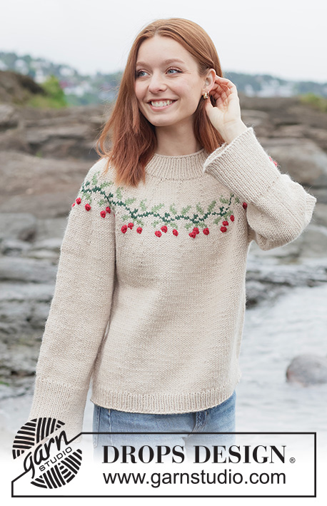 Holly Dolly Sweater / DROPS 264-39 - Sweter na drutach, przerabiany od góry do dołu, z włóczki DROPS Nepal. Przerabiany dżersejem, z zaokrąglonym karczkiem i żakardem w listki i owoce ostrokrzewu. Od XS do XXXL. Temat: Boże Narodzenie.