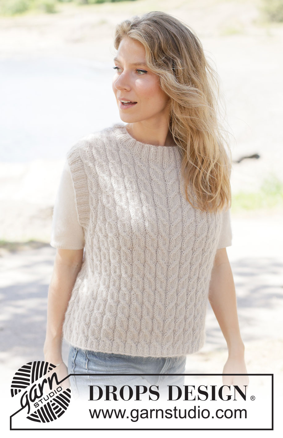 Soft Braid Vest / DROPS 264-5 - Gilet lavorato ai ferri in 1 capo di DROPS Nord e 1 capo di Kid-Silk o 1 capo di DROPS Alpaca e 1 capo di DROPS Kid-Silk. Lavorato dal basso verso l’alto con trecce e spalle diagonali. Taglie: XS - XXXL.