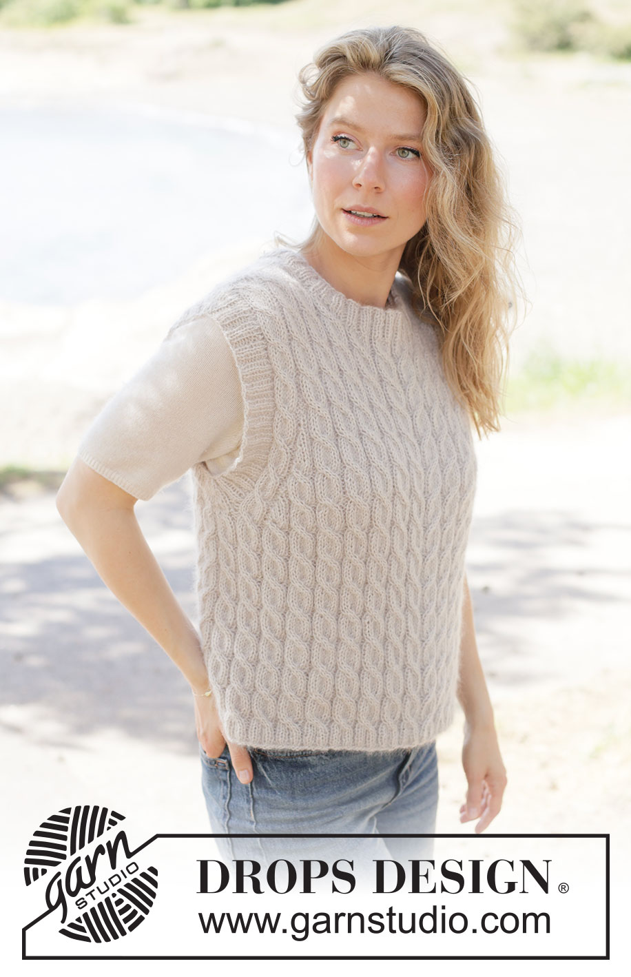 Soft Braid Vest / DROPS 264-5 - Gilet lavorato ai ferri in 1 capo di DROPS Nord e 1 capo di Kid-Silk o 1 capo di DROPS Alpaca e 1 capo di DROPS Kid-Silk. Lavorato dal basso verso l’alto con trecce e spalle diagonali. Taglie: XS - XXXL.