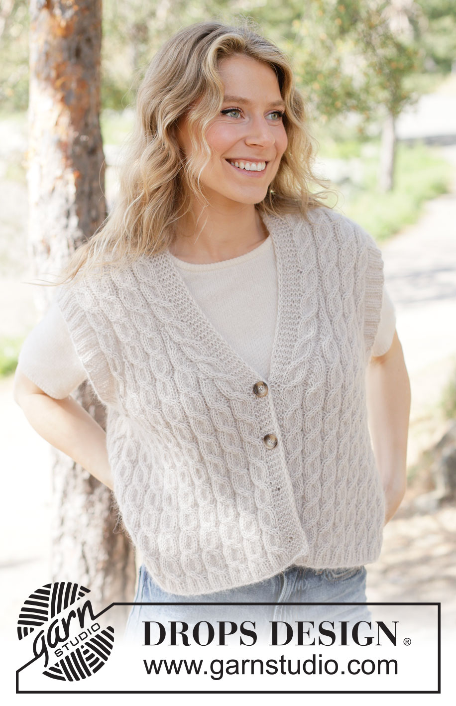 Soft Braid Vest / DROPS 264-6 - Gilet lavorato ai ferri in 1 capo di DROPS Nord e 1 capo di Kid-Silk o 1 capo di DROPS Alpaca e 1 capo di DROPS Kid-Silk. Lavorato dal basso verso l’alto con trecce, collo a V, spalle diagonali e I-cord. Taglie: XS - XXXL.