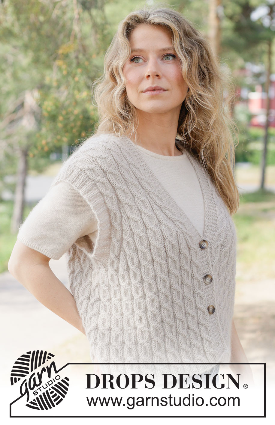 Soft Braid Vest / DROPS 264-6 - Gilet lavorato ai ferri in 1 capo di DROPS Nord e 1 capo di Kid-Silk o 1 capo di DROPS Alpaca e 1 capo di DROPS Kid-Silk. Lavorato dal basso verso l’alto con trecce, collo a V, spalle diagonali e I-cord. Taglie: XS - XXXL.