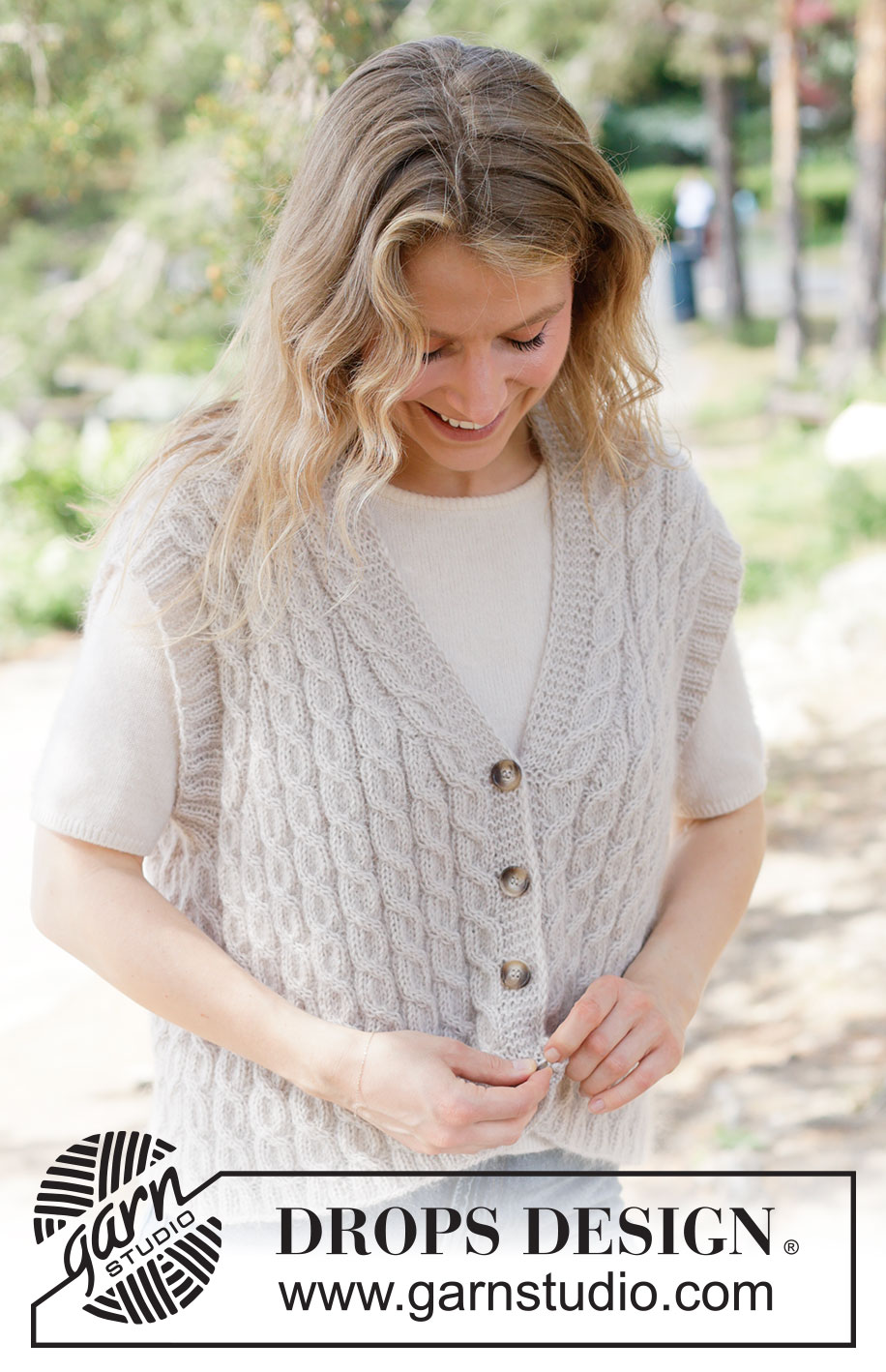Soft Braid Vest / DROPS 264-6 - Gilet lavorato ai ferri in 1 capo di DROPS Nord e 1 capo di Kid-Silk o 1 capo di DROPS Alpaca e 1 capo di DROPS Kid-Silk. Lavorato dal basso verso l’alto con trecce, collo a V, spalle diagonali e I-cord. Taglie: XS - XXXL.