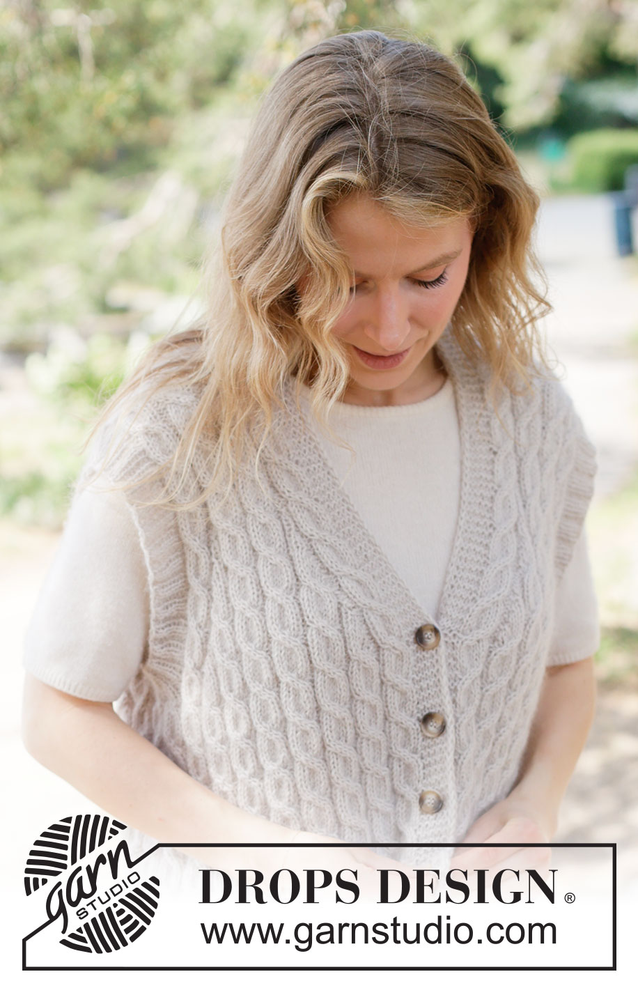 Soft Braid Vest / DROPS 264-6 - Gilet lavorato ai ferri in 1 capo di DROPS Nord e 1 capo di Kid-Silk o 1 capo di DROPS Alpaca e 1 capo di DROPS Kid-Silk. Lavorato dal basso verso l’alto con trecce, collo a V, spalle diagonali e I-cord. Taglie: XS - XXXL.