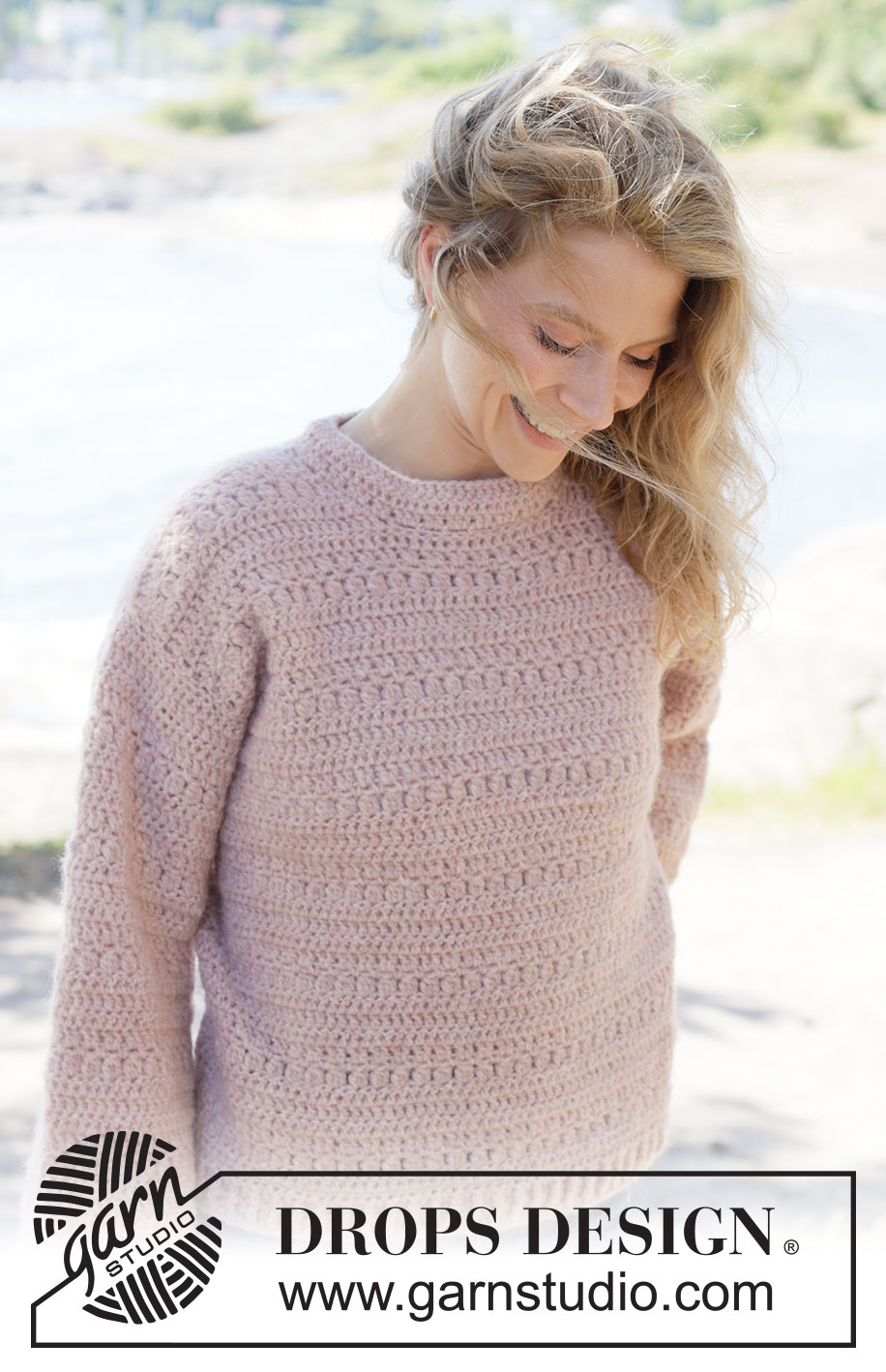 Line Dancing Sweater / DROPS 264-7 - Jersey a ganchillo en DROPS Air. La labor está realizada en redondo, de abajo arriba con patrón en relieve. Tallas XS - XXXL.