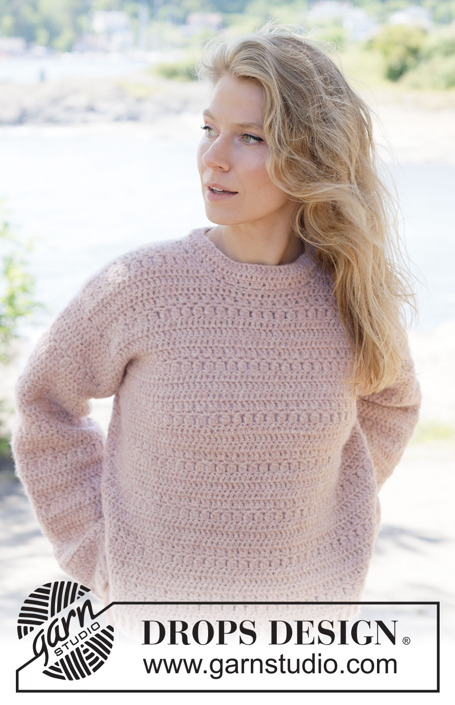 Line Dancing Sweater / DROPS 264-7 - Jersey a ganchillo en DROPS Air. La labor está realizada en redondo, de abajo arriba con patrón en relieve. Tallas XS - XXXL.