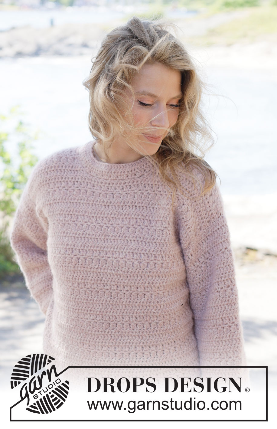 Line Dancing Sweater / DROPS 264-7 - Jersey a ganchillo en DROPS Air. La labor está realizada en redondo, de abajo arriba con patrón en relieve. Tallas XS - XXXL.