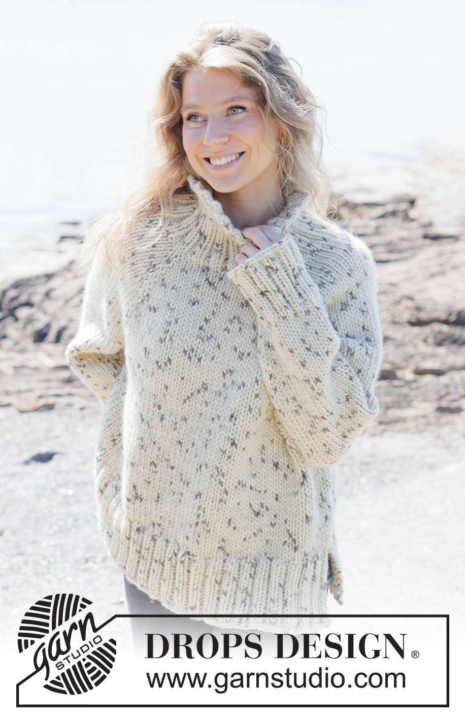 Winter Sprinkles Sweater / DROPS 264-8 - Maglione lavorato ai ferri in DROPS Snow. Lavorato dall’alto in basso a maglia rasata con raglan, spacchi laterali e collo alto. Taglie: XS - XXXL.