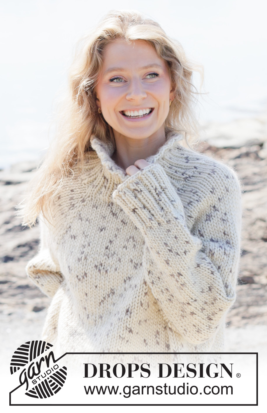 Winter Sprinkles Sweater / DROPS 264-8 - Maglione lavorato ai ferri in DROPS Snow. Lavorato dall’alto in basso a maglia rasata con raglan, spacchi laterali e collo alto. Taglie: XS - XXXL.