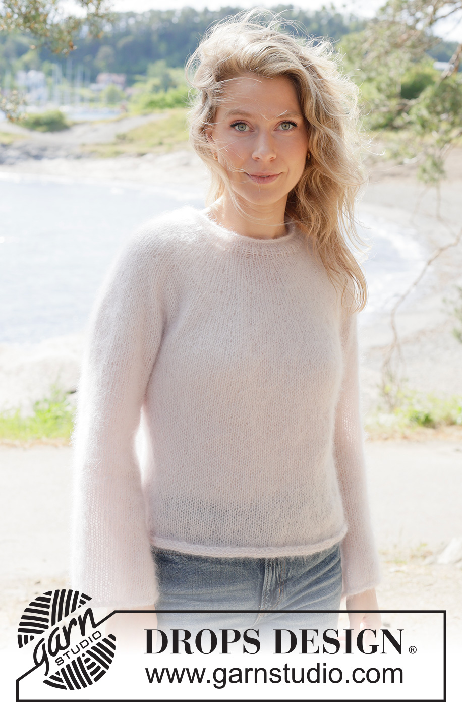 Marshmallow Muse Sweater / DROPS 264-9 - Maglione lavorato ai ferri in 3 capi di DROPS Kid-Silk. Lavorato dall’alto in basso a maglia rasata con sprone rotondo e chiusura arrotondata. Taglie: XS - XXXL.