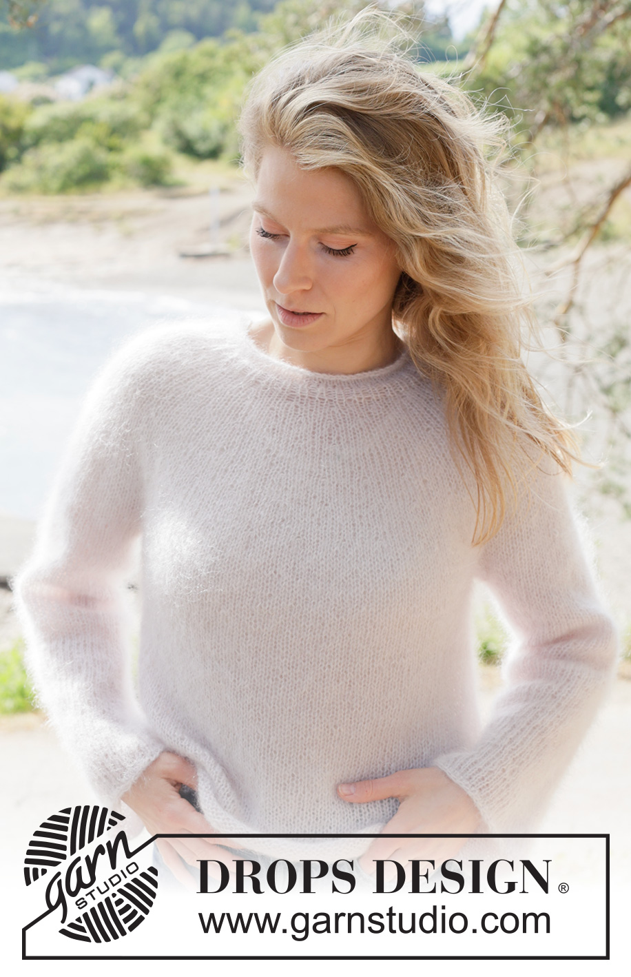 Marshmallow Muse Sweater / DROPS 264-9 - Maglione lavorato ai ferri in 3 capi di DROPS Kid-Silk. Lavorato dall’alto in basso a maglia rasata con sprone rotondo e chiusura arrotondata. Taglie: XS - XXXL.