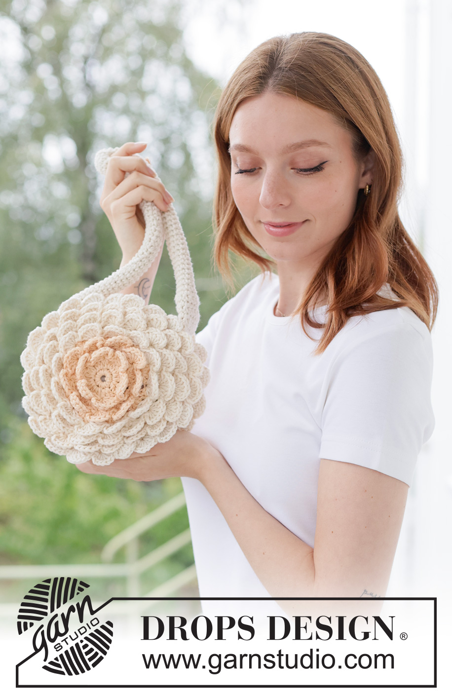 English Rose Bag / DROPS 265-10 - Heklet veske i DROPS Paris. Arbeidet hekles rundt med blomster.