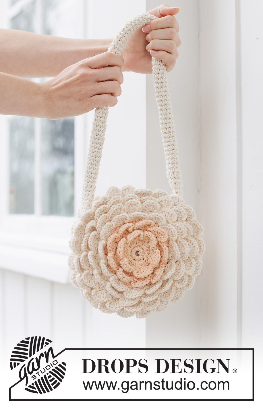 English Rose Bag / DROPS 265-10 - Heklet veske i DROPS Paris. Arbeidet hekles rundt med blomster.