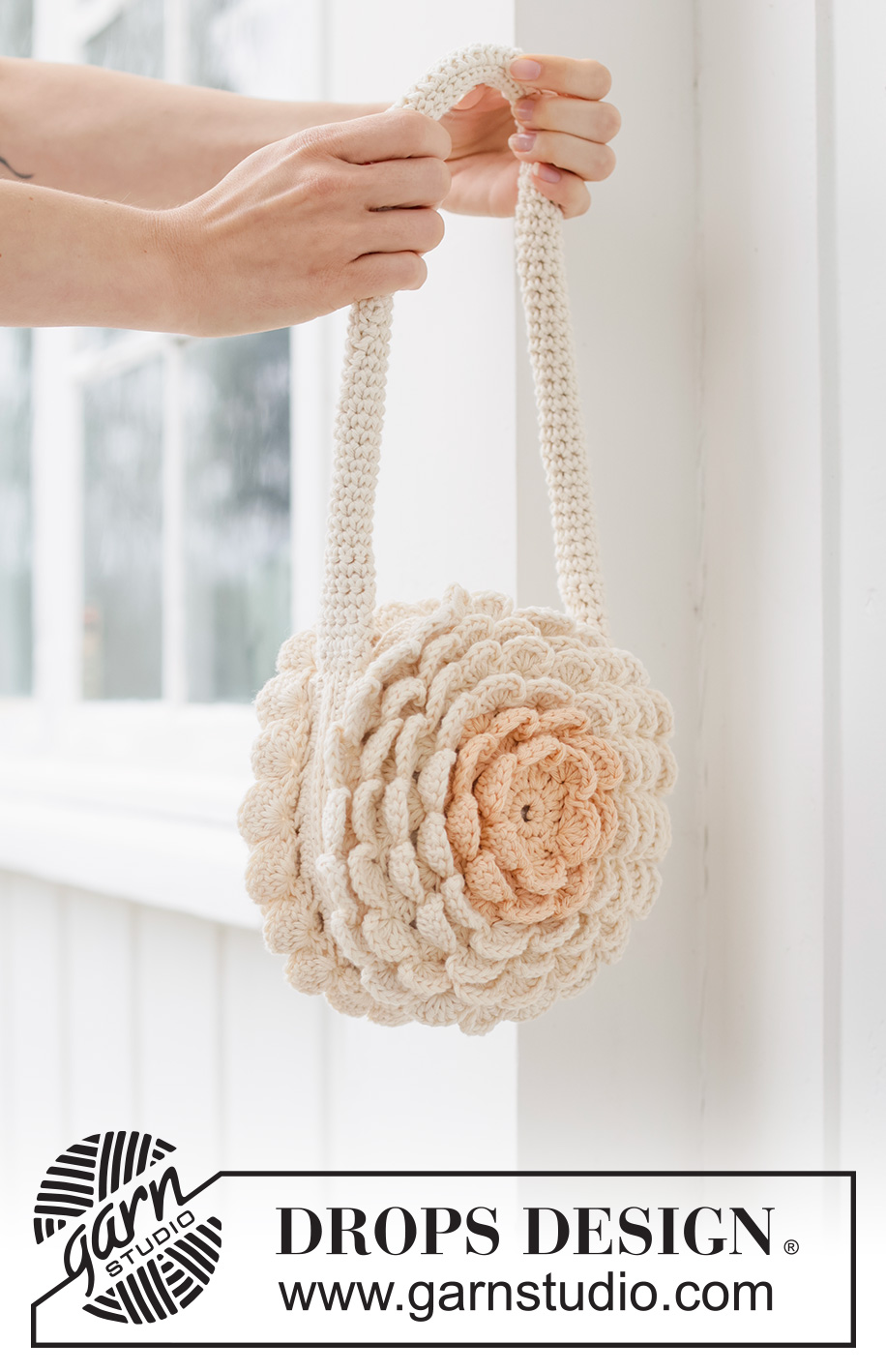 English Rose Bag / DROPS 265-10 - Heklet veske i DROPS Paris. Arbeidet hekles rundt med blomster.